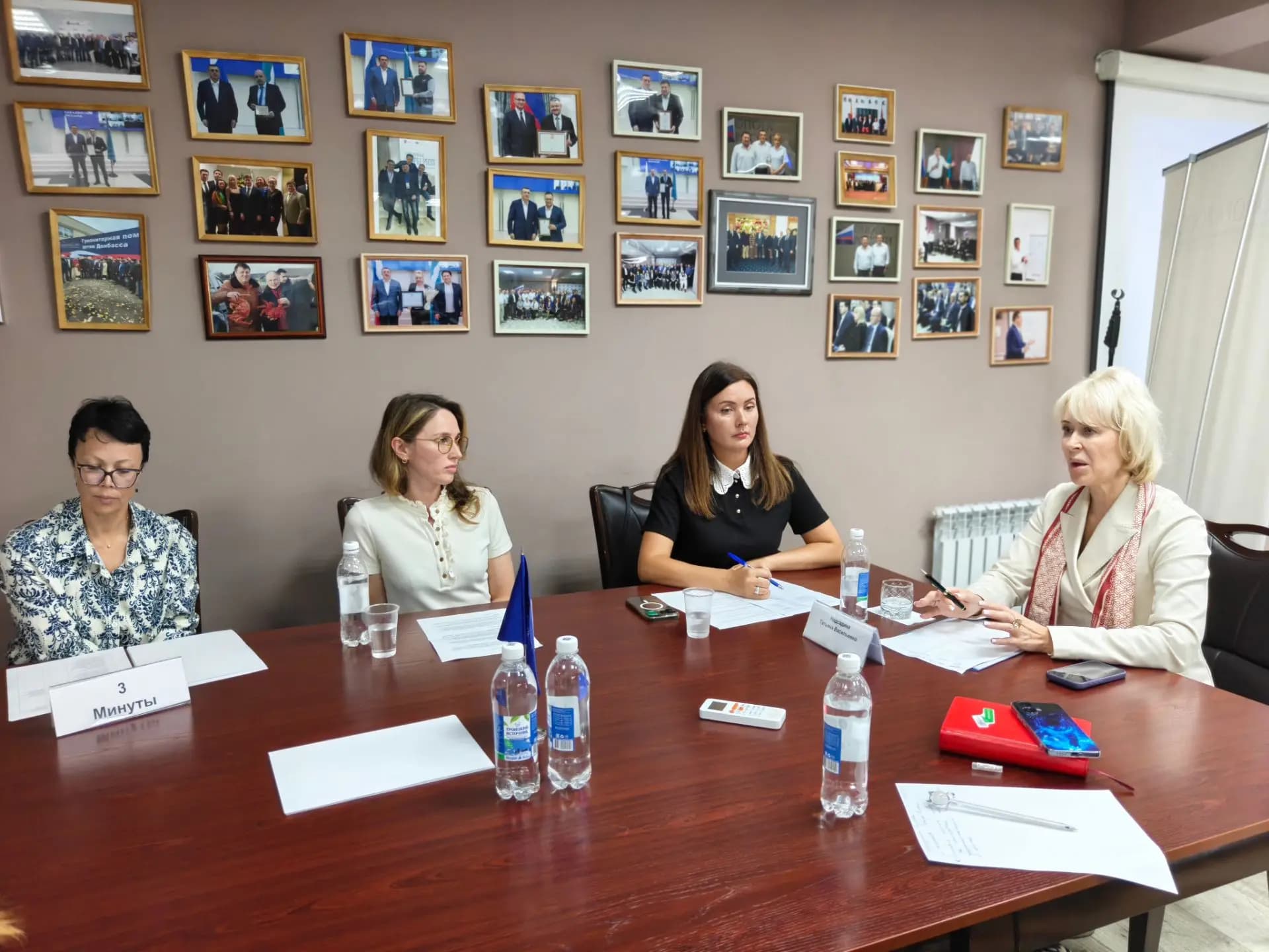 Участницы круглого стола обсуждают меры поддержки женского предпринимательства