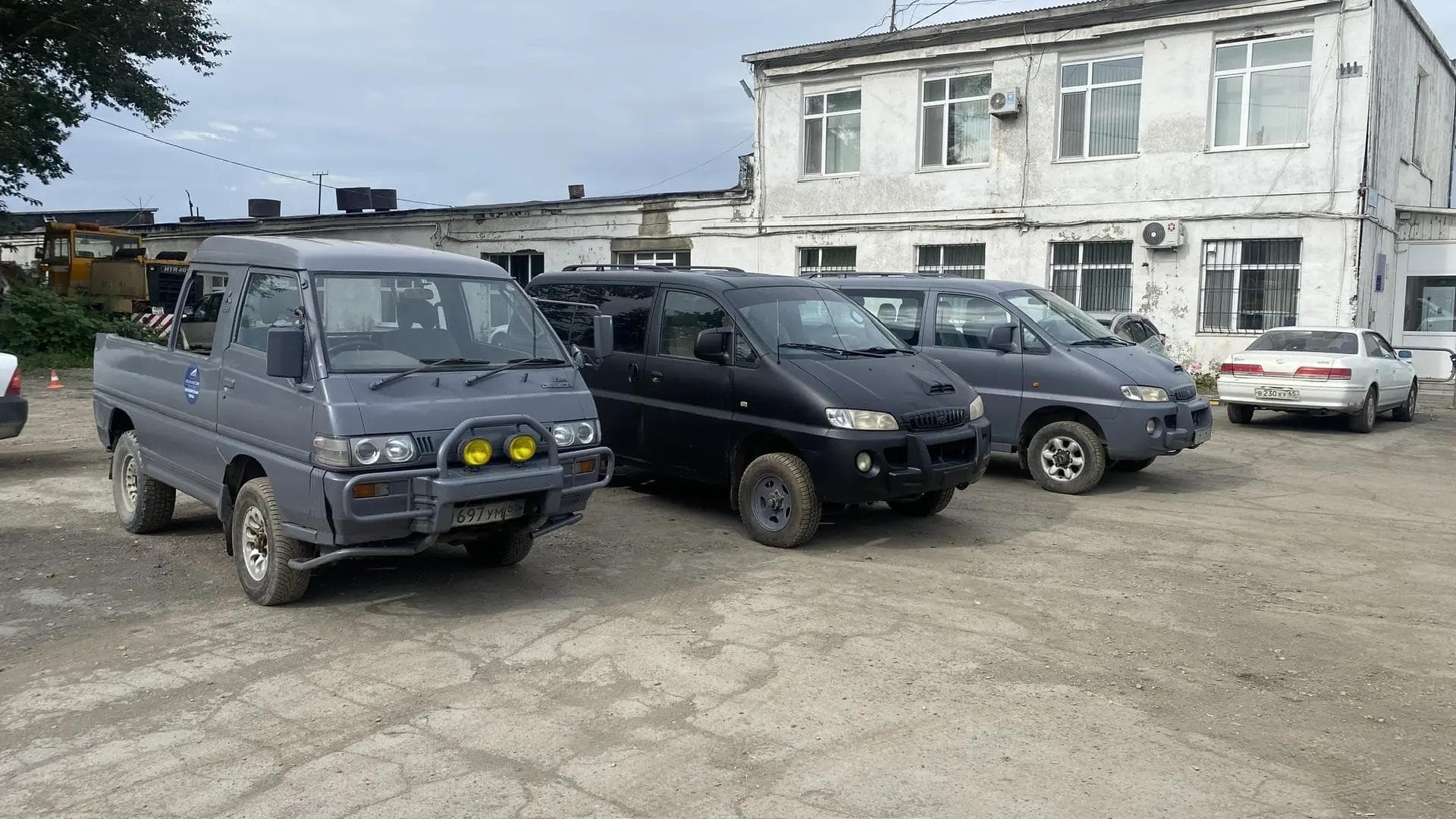 Три подготовленных автомобиля перед отправкой в зону специальной военной операции, 19 августа 2026 года